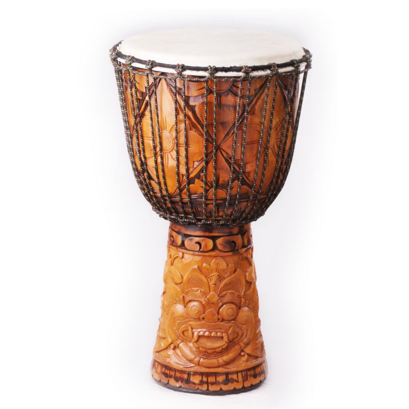 Buben djembe s řezbou balijského boha Baronga Indonesia