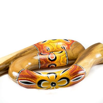 Cestovní didgeridoo esovitého tvaru v červeno-žlutém provedení