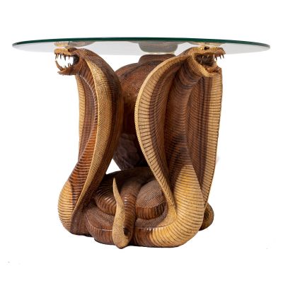 Ručně vyřezávaný dřevěný stolek Kobry