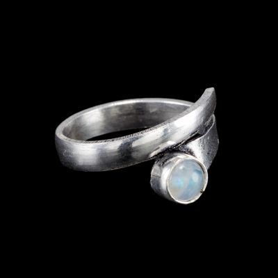 Etno prsten z německého stříbra s kamínkem Tiberie Měsíční kámen
